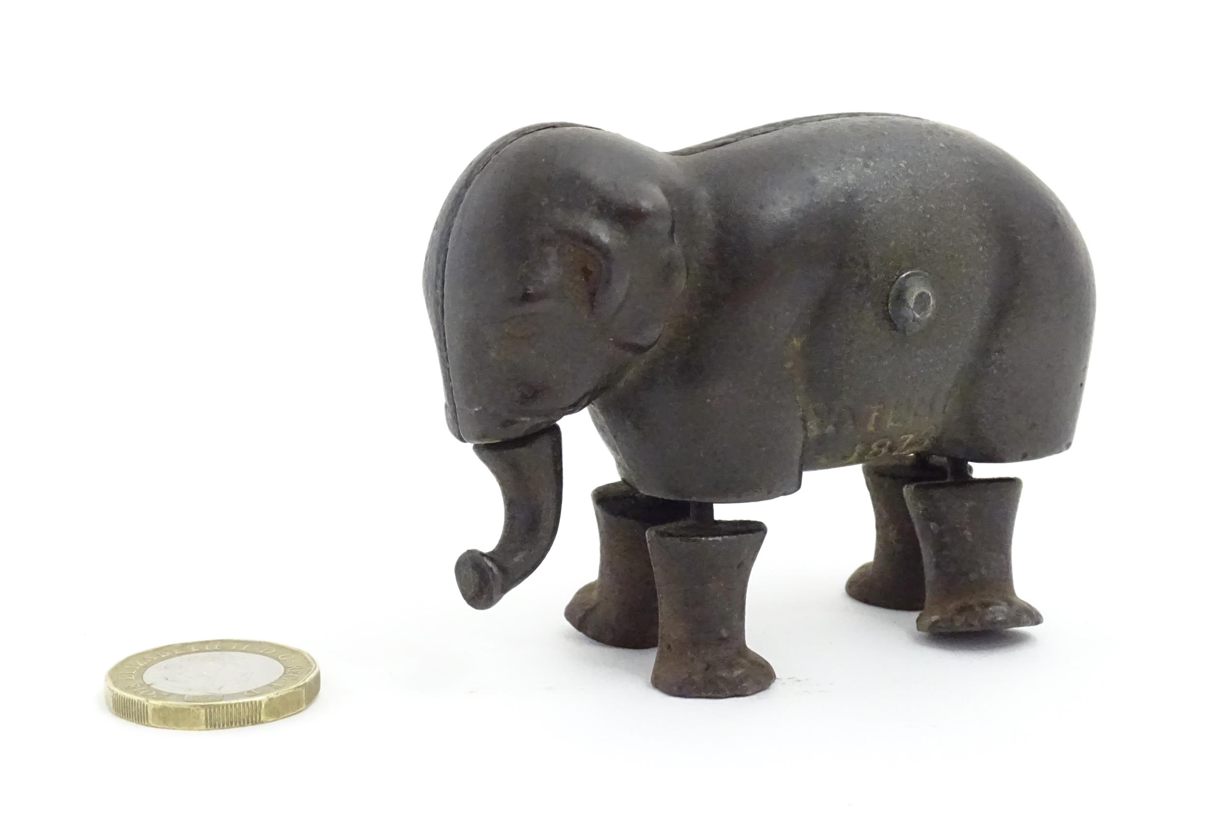 Toy: A late 19thC cast iron walking elephant toy with articulated legs and trunk, by the Ives Toy - Bild 3 aus 7