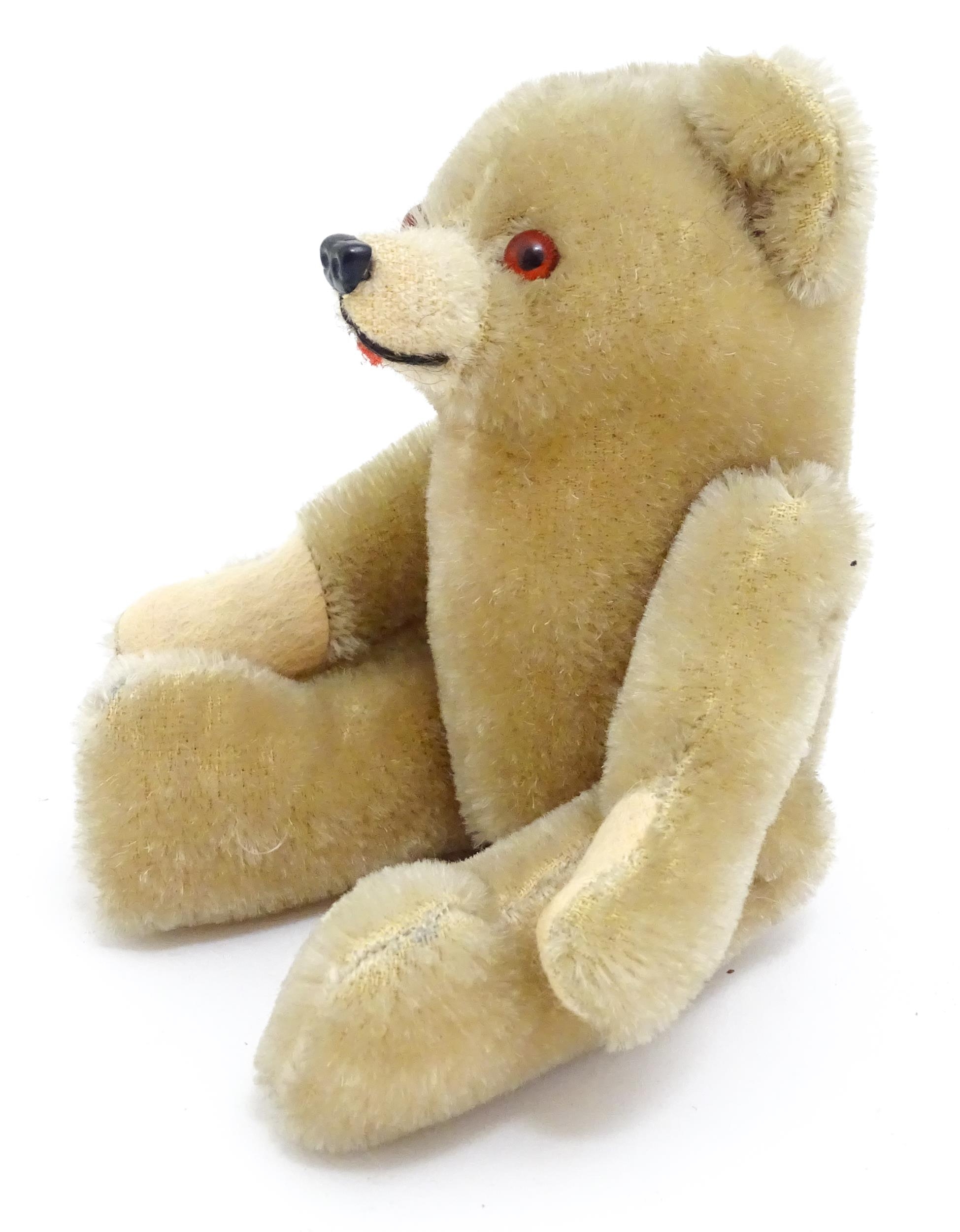 Toy: A small 20thC plush teddy bear with stitched mouth, fabric tongue, pad paws and articulated - Bild 3 aus 6