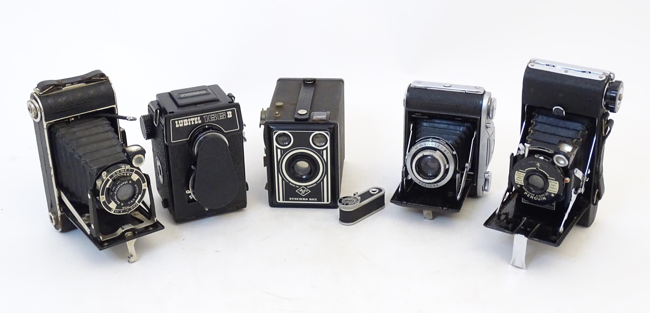 A quantity of 20thC cameras to include a Polaroid Land Camera model 95A with box and accessories, - Bild 11 aus 11