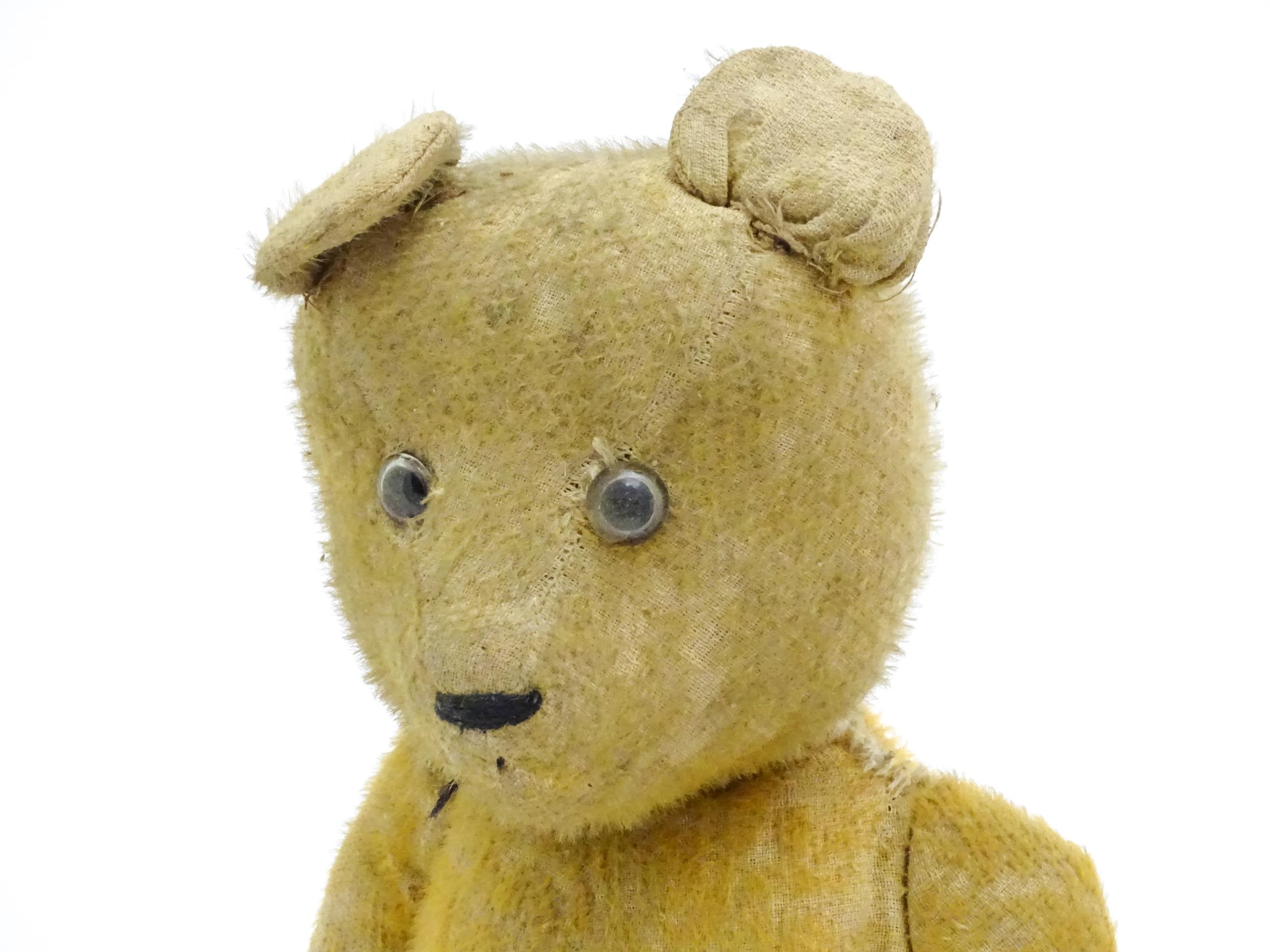 Toys: An early 20thC straw filled teddy bear with glass eyes, stitched nose and mouth and growler - Bild 4 aus 10