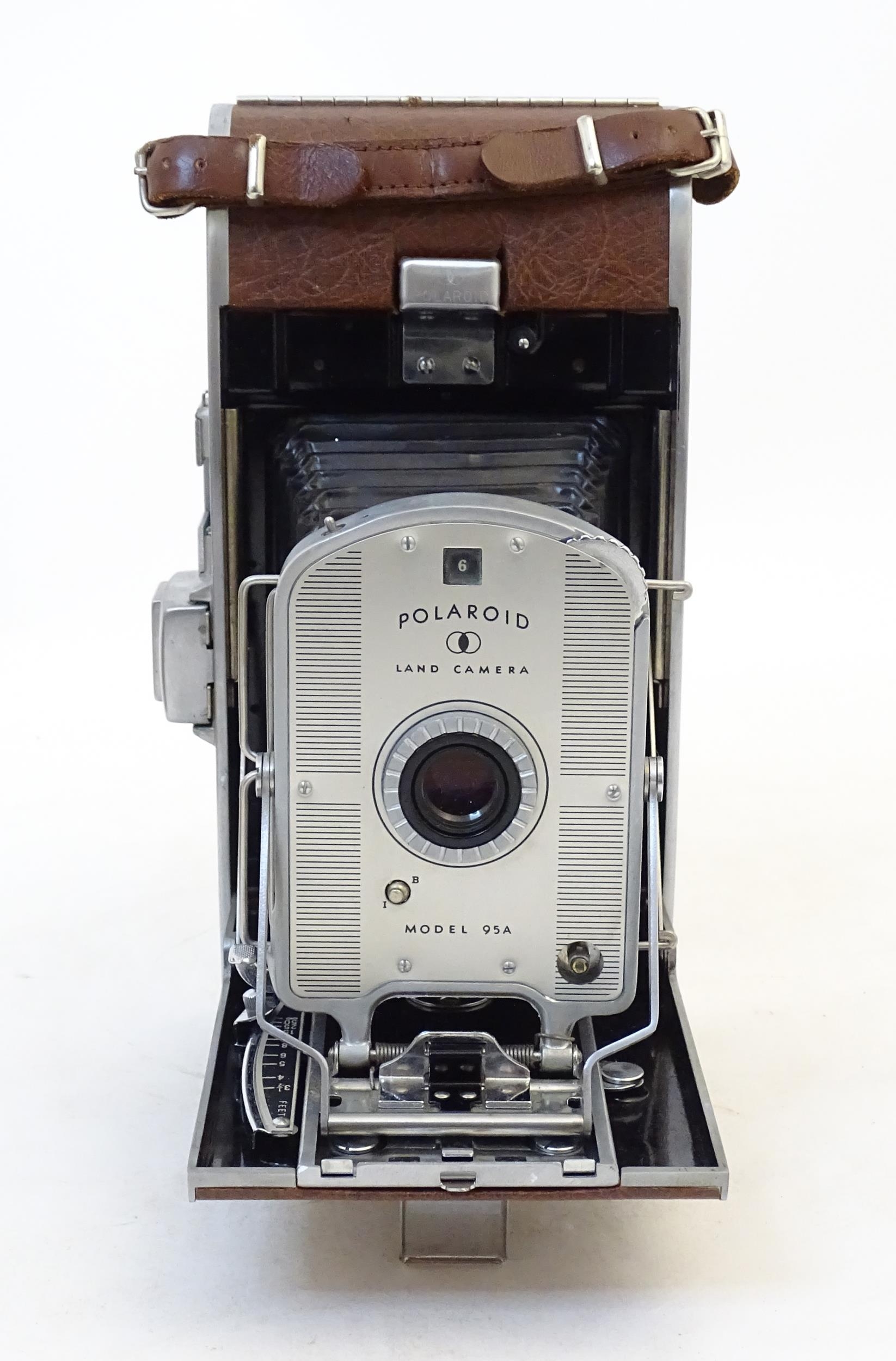 A quantity of 20thC cameras to include a Polaroid Land Camera model 95A with box and accessories, - Bild 5 aus 11