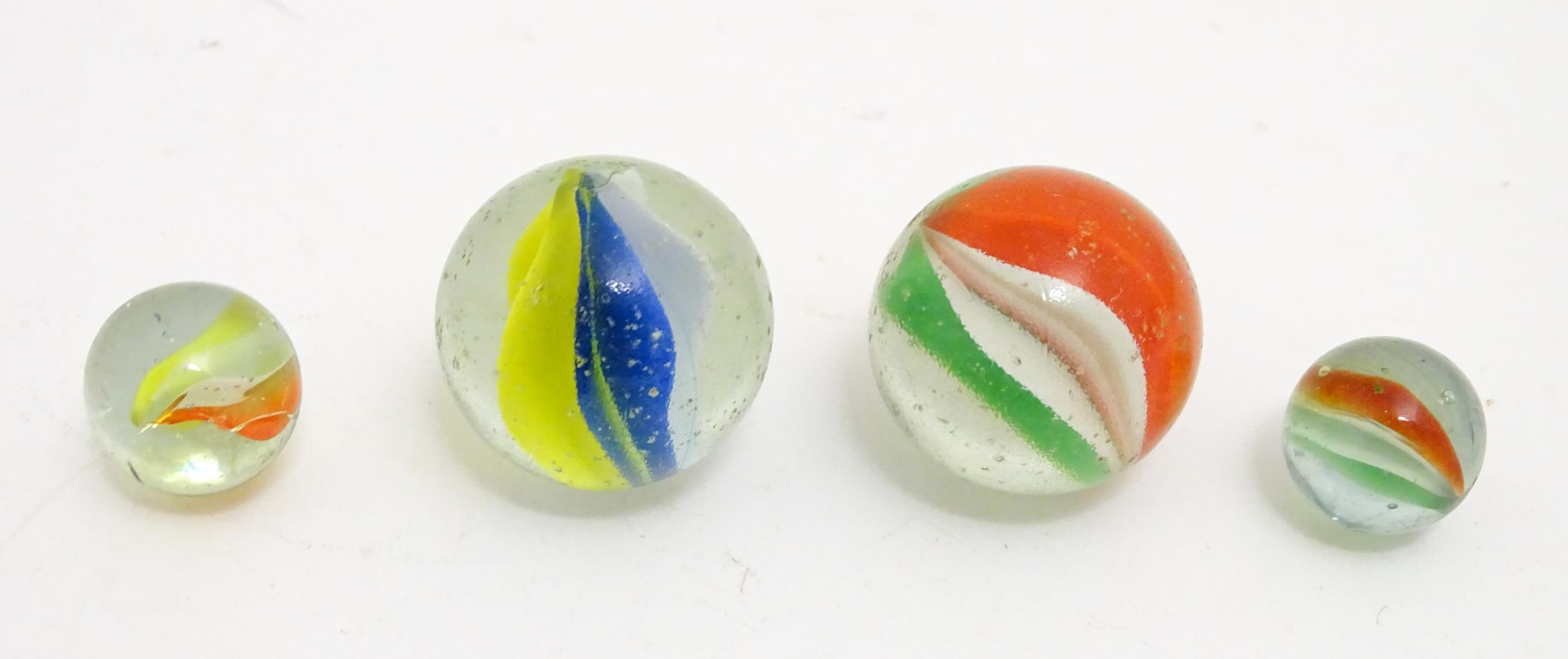 A quantity of assorted glass marbles, many with colours twists. Largest approx. 1" diameter (Approx. - Bild 2 aus 7