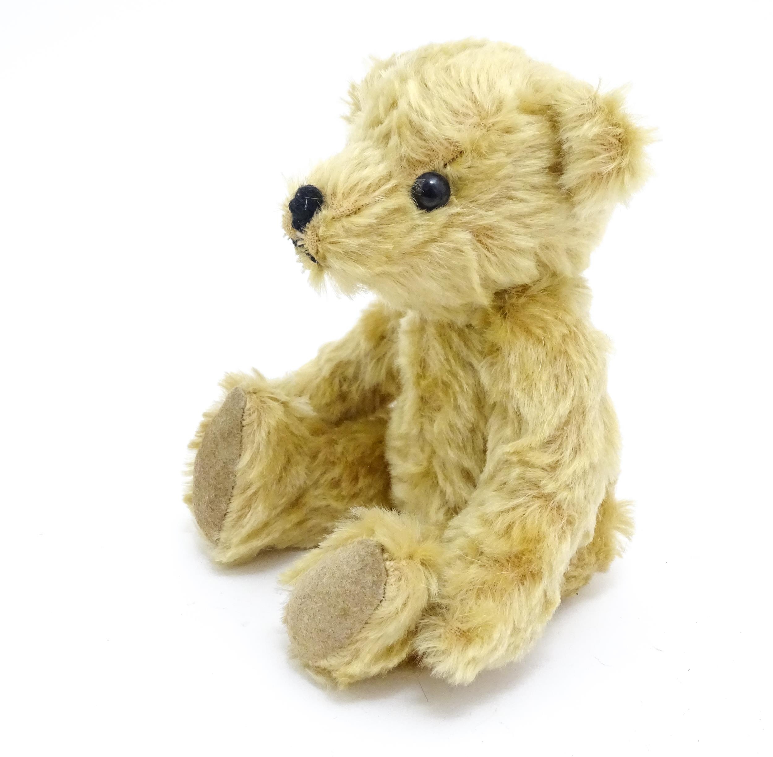 Toy: A 20thC small plush teddy bear with stitched nose and mouth, pad paws and articulated limbs, - Bild 3 aus 8