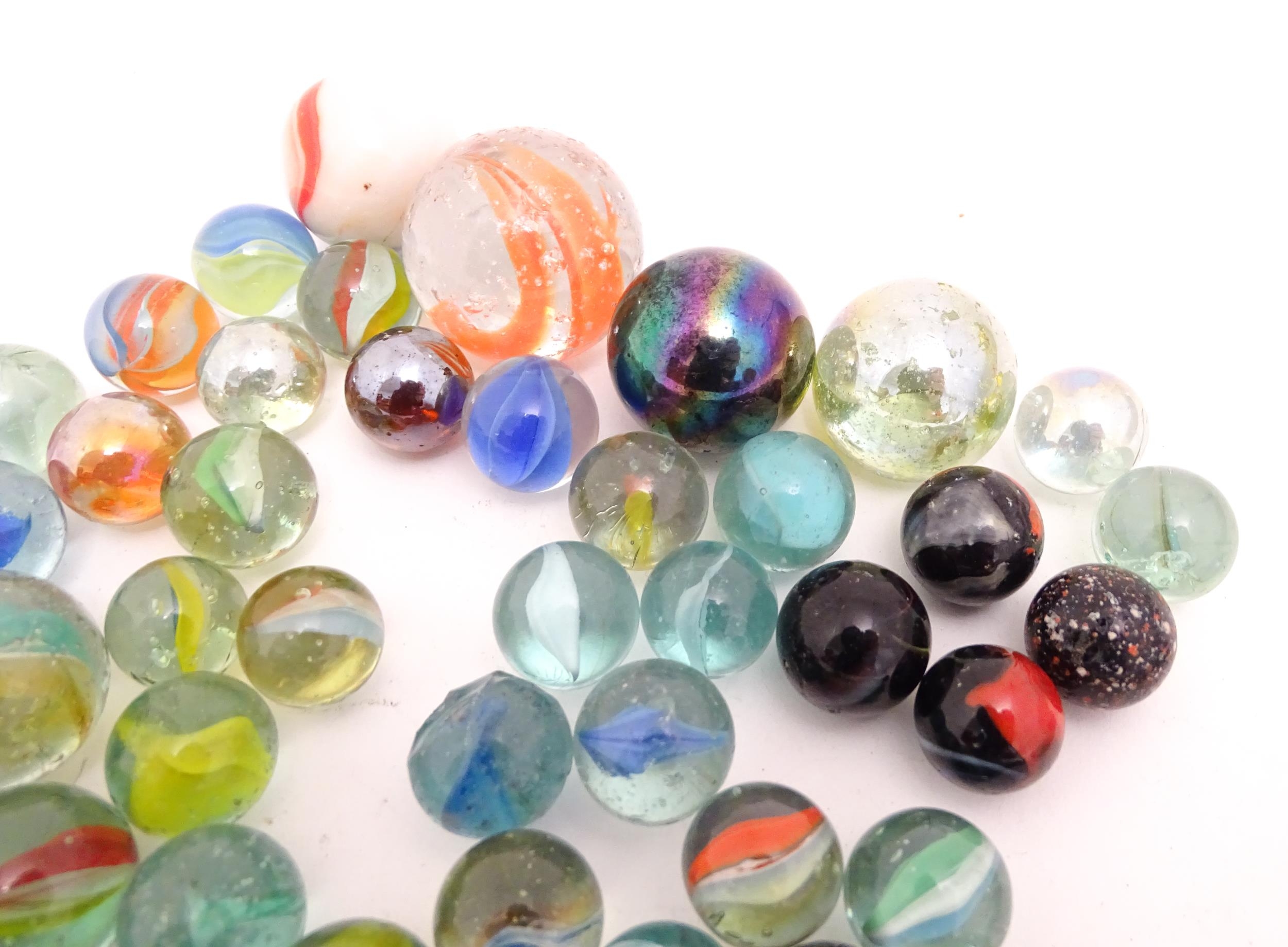 Toys: A quantity of assorted glass marbles, many with colours twists. Largest approx. 1" diameter - Bild 5 aus 8