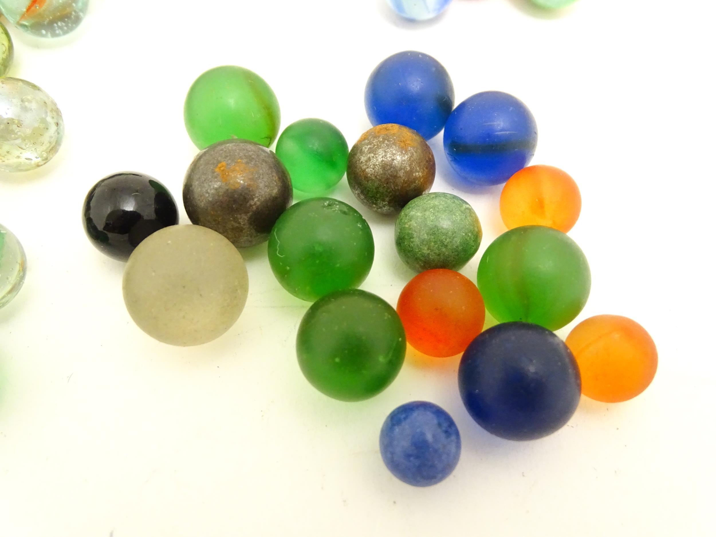 Toys: A quantity of assorted glass marbles, many with colours twists. Largest approx. 1" diameter - Bild 3 aus 8