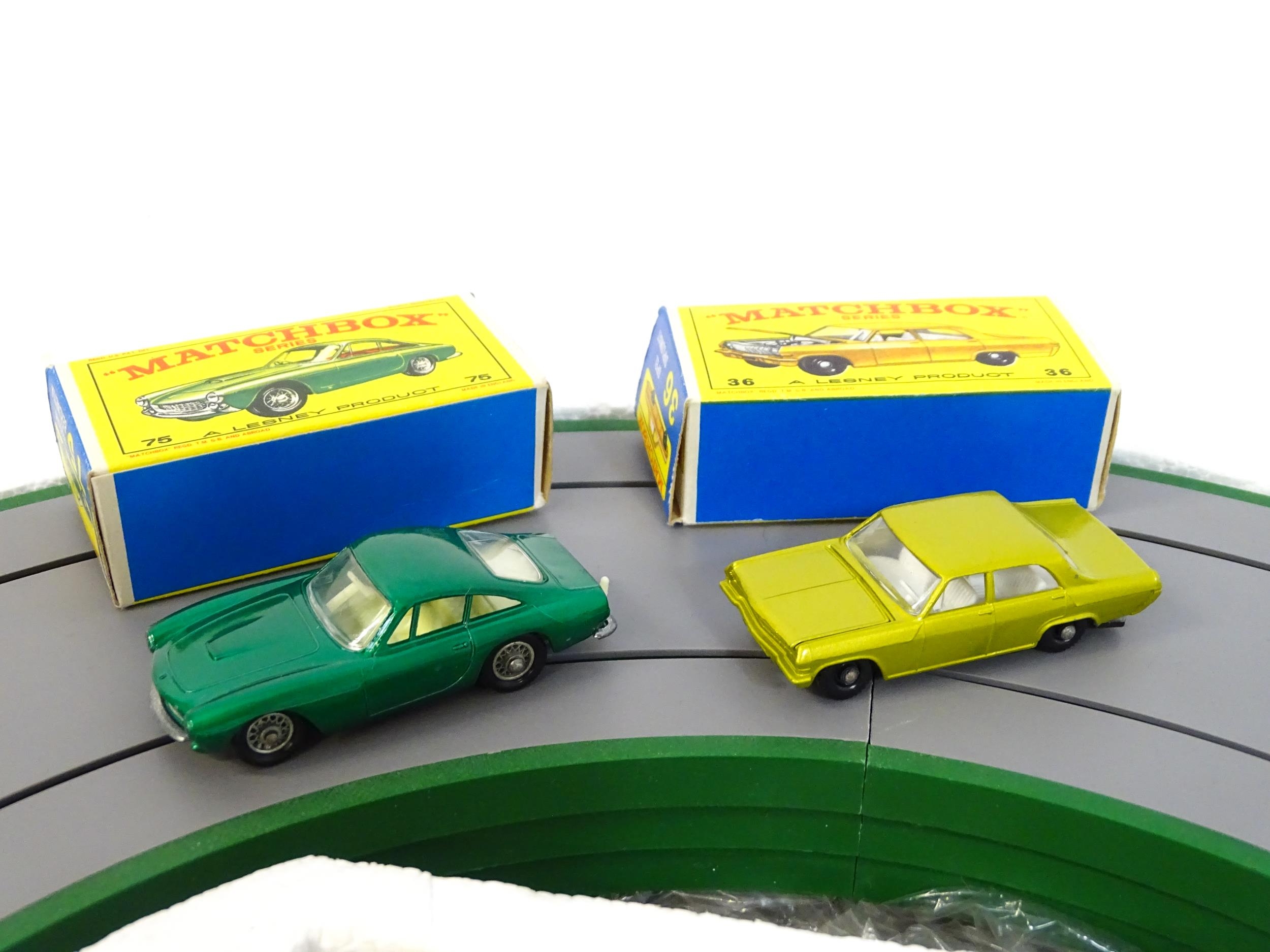 Toy: A boxed mid 20thC Lesney Matchbox M-2 Motorised Motorway set, containing boxed and loose - Bild 3 aus 7