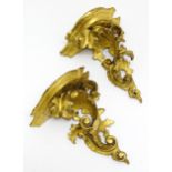 A pair of small Florentine giltwood wall brackets with carved scrolling acanthus detail. Approx. 6