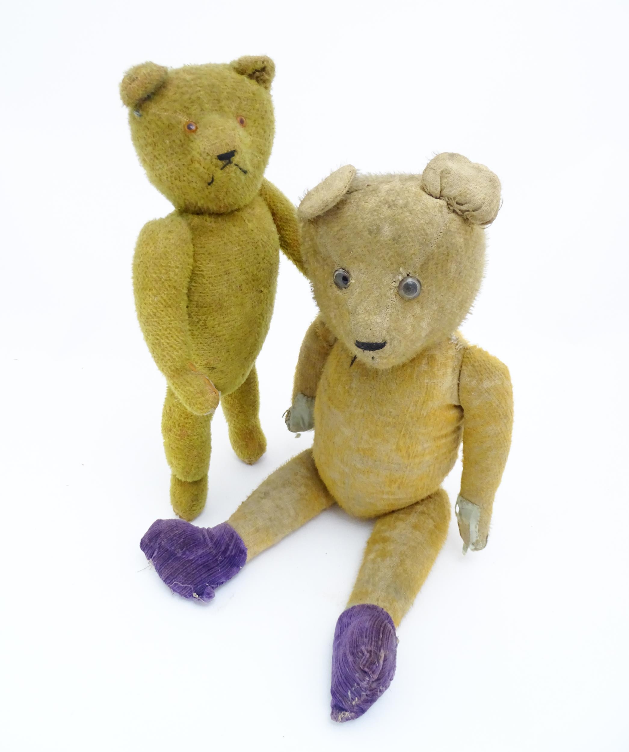 Toys: An early 20thC straw filled teddy bear with glass eyes, stitched nose and mouth and growler - Bild 10 aus 10