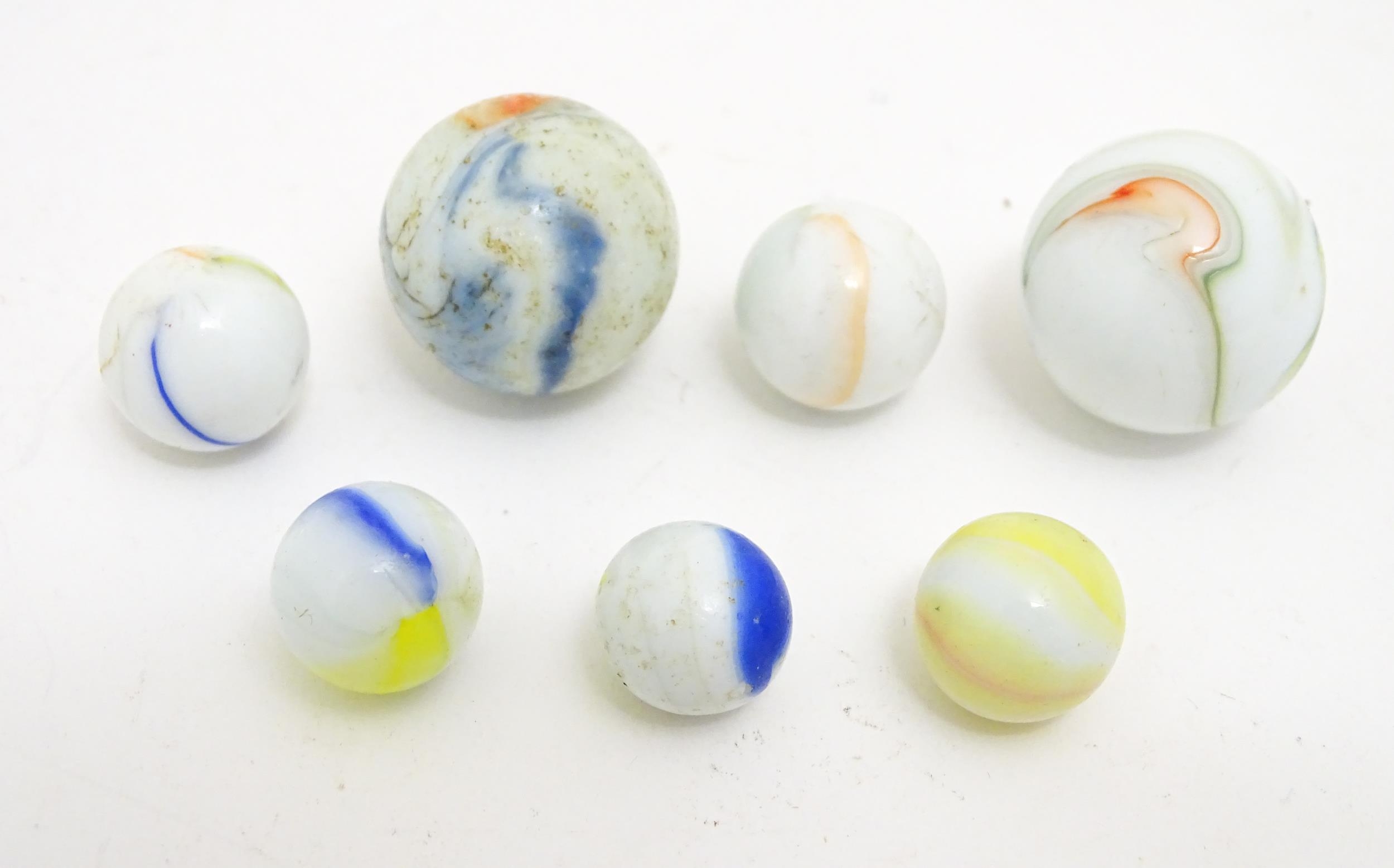 A quantity of assorted glass marbles, many with colours twists. Largest approx. 1" diameter (Approx. - Bild 7 aus 7