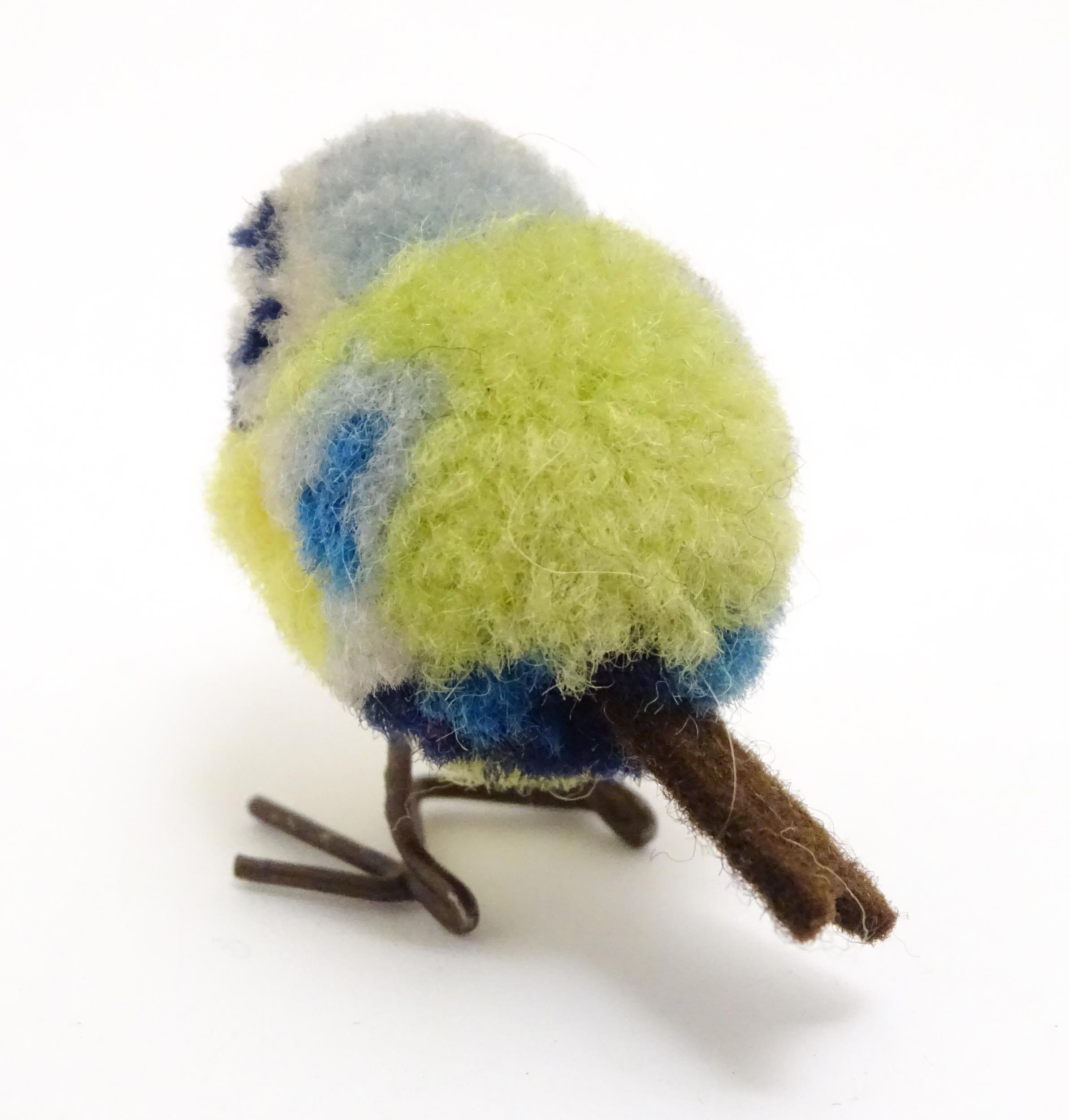 Toy: An early 20thC Steiff woollen model of a miniature blue tit bird, with felt tail and beak and - Bild 4 aus 5