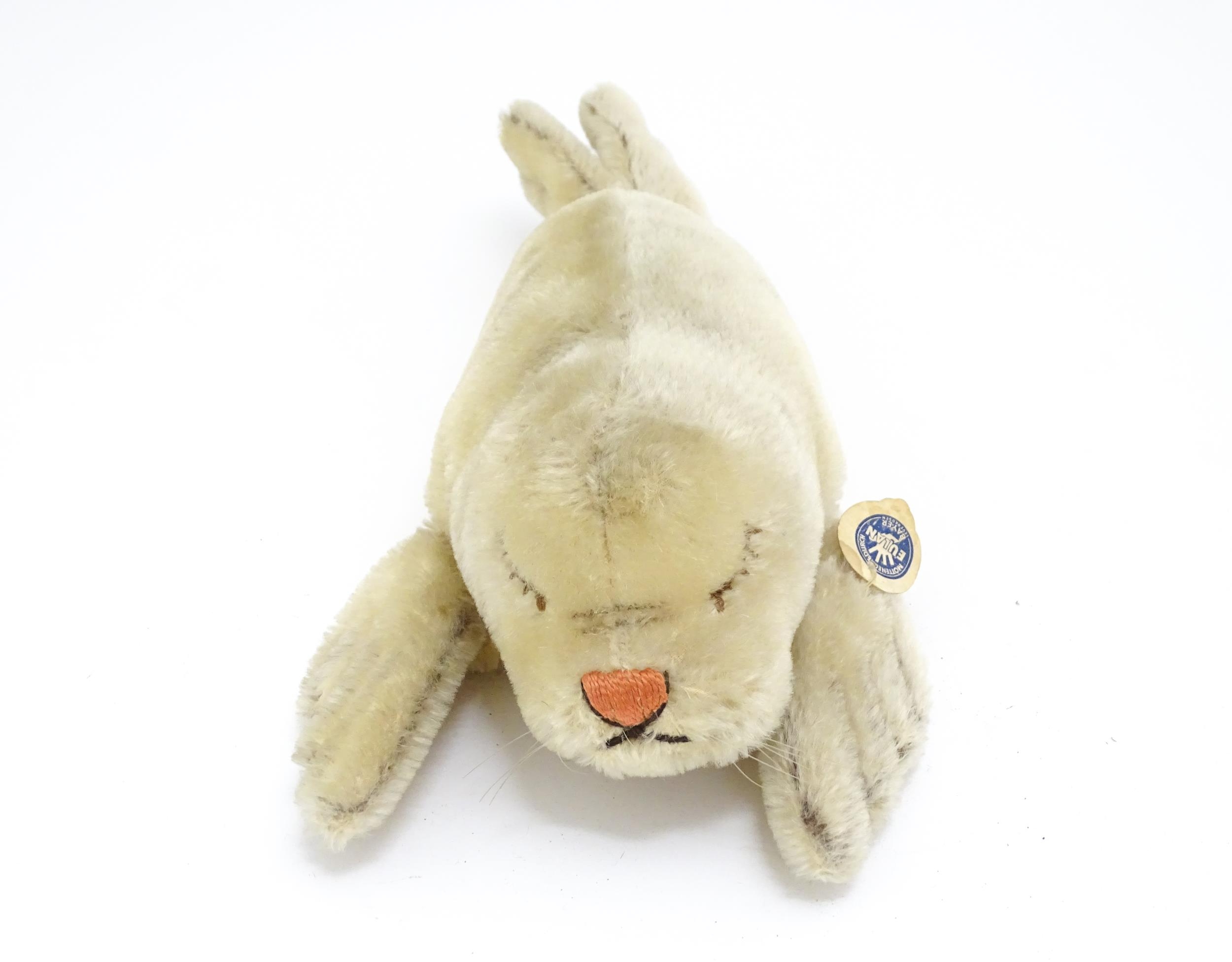Toy: A 20thC Steiff mohair soft toy modelled as a sleeping seal - Floppy Robby, with stitched - Bild 2 aus 10