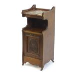 An early 20thC mahogany perdonium with a reeded frame and a marble top above a recessed under tier