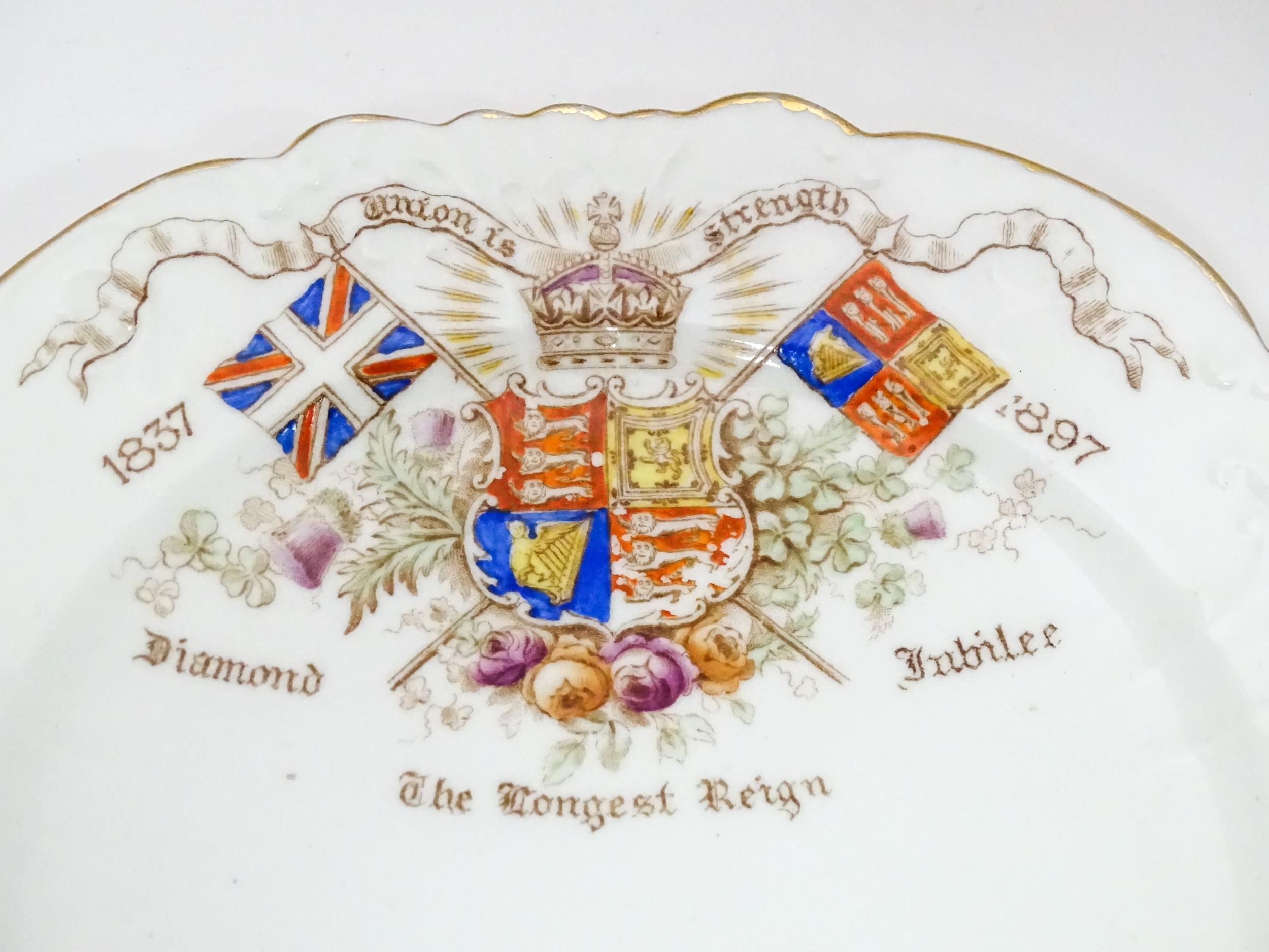 A quantity of assorted Royal commemorative wares to include a Paragon souvenir dish to commemorative - Image 7 of 10