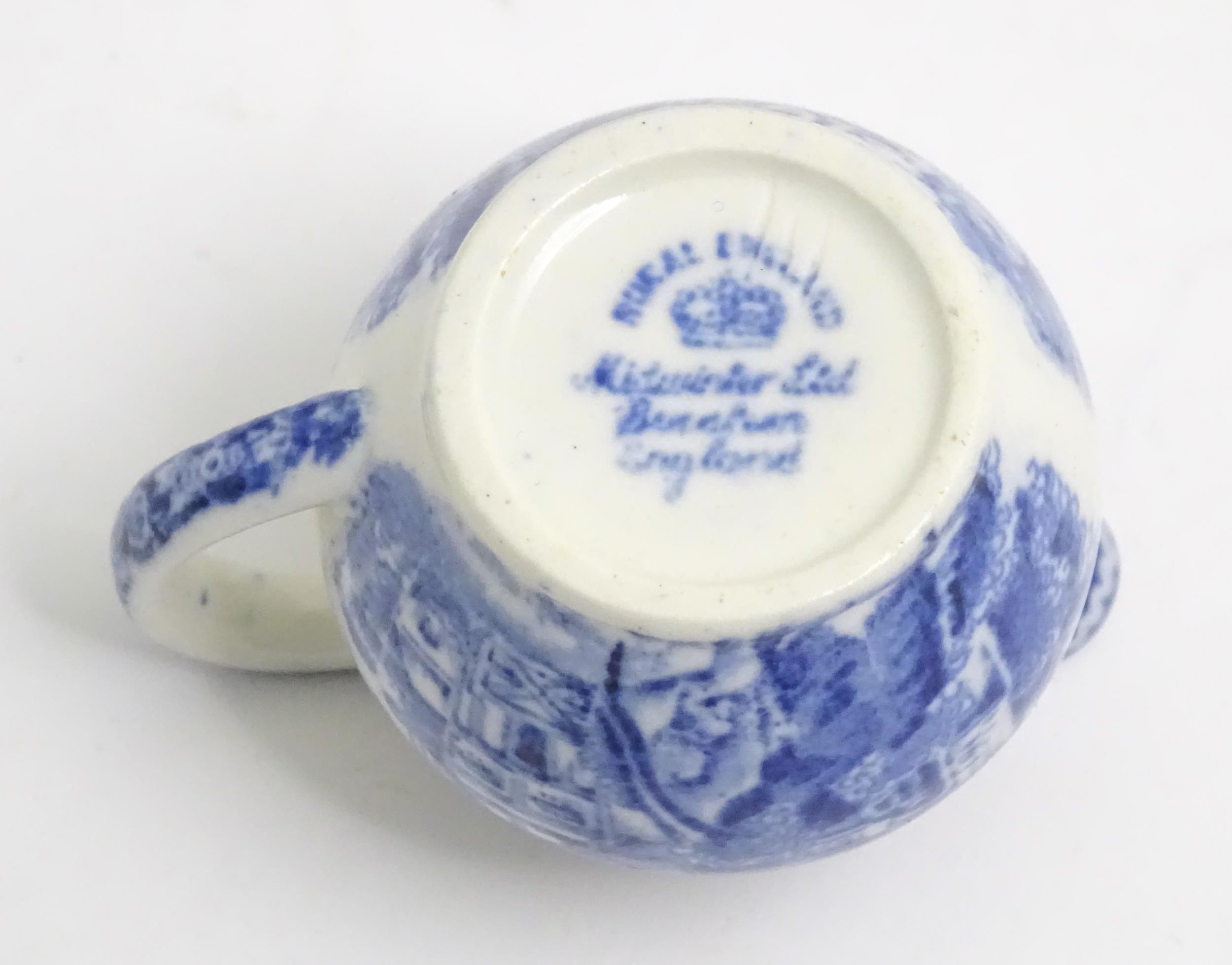 Four items of blue and white ceramics, to include a Copeland Spode plate decorated in the Italian - Image 6 of 10