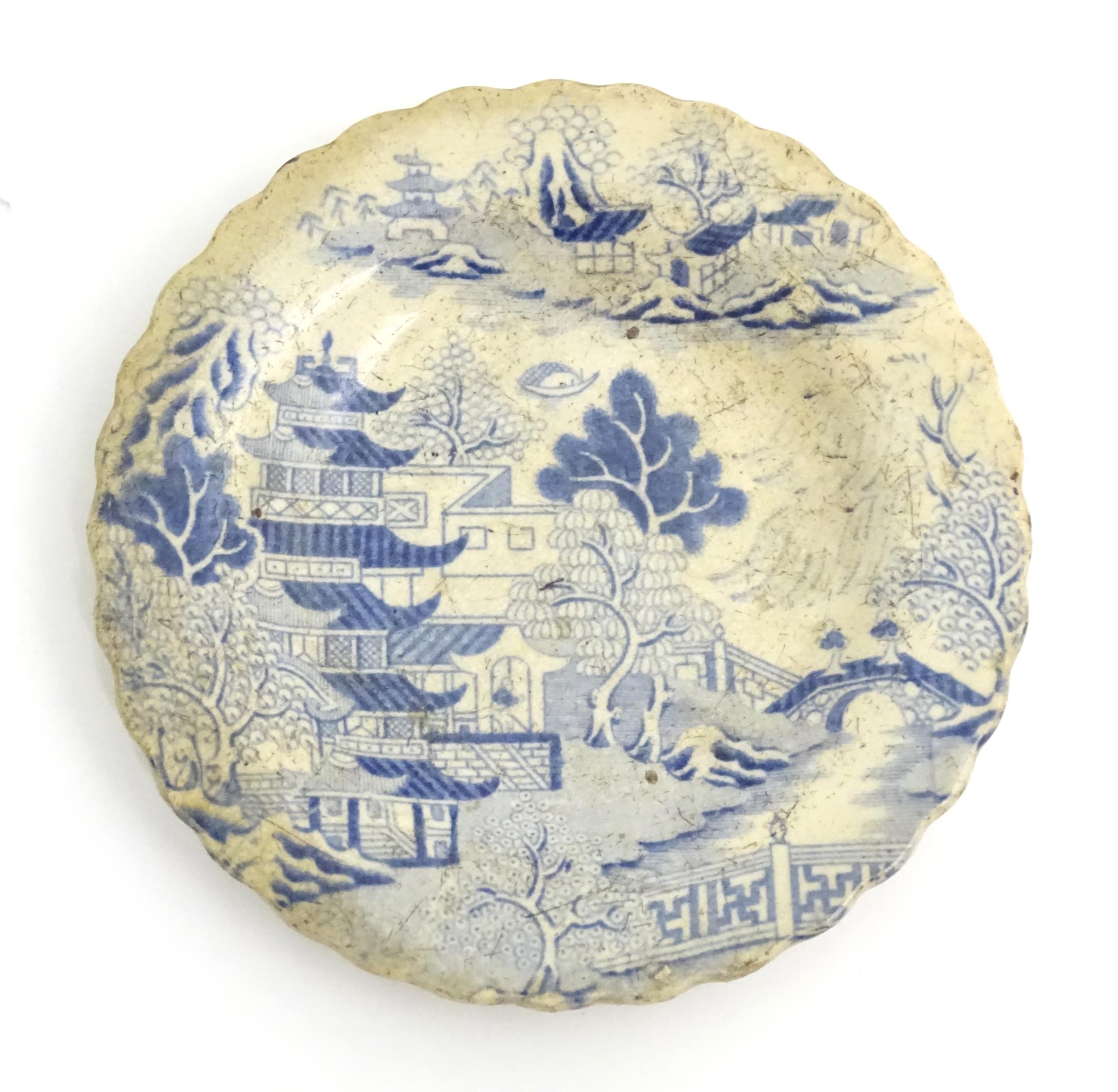 Four items of blue and white ceramics, to include a Copeland Spode plate decorated in the Italian - Image 4 of 10