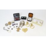 Assorted miscellaneous items to include costume jewellery, cufflinks etc Please Note - we do not