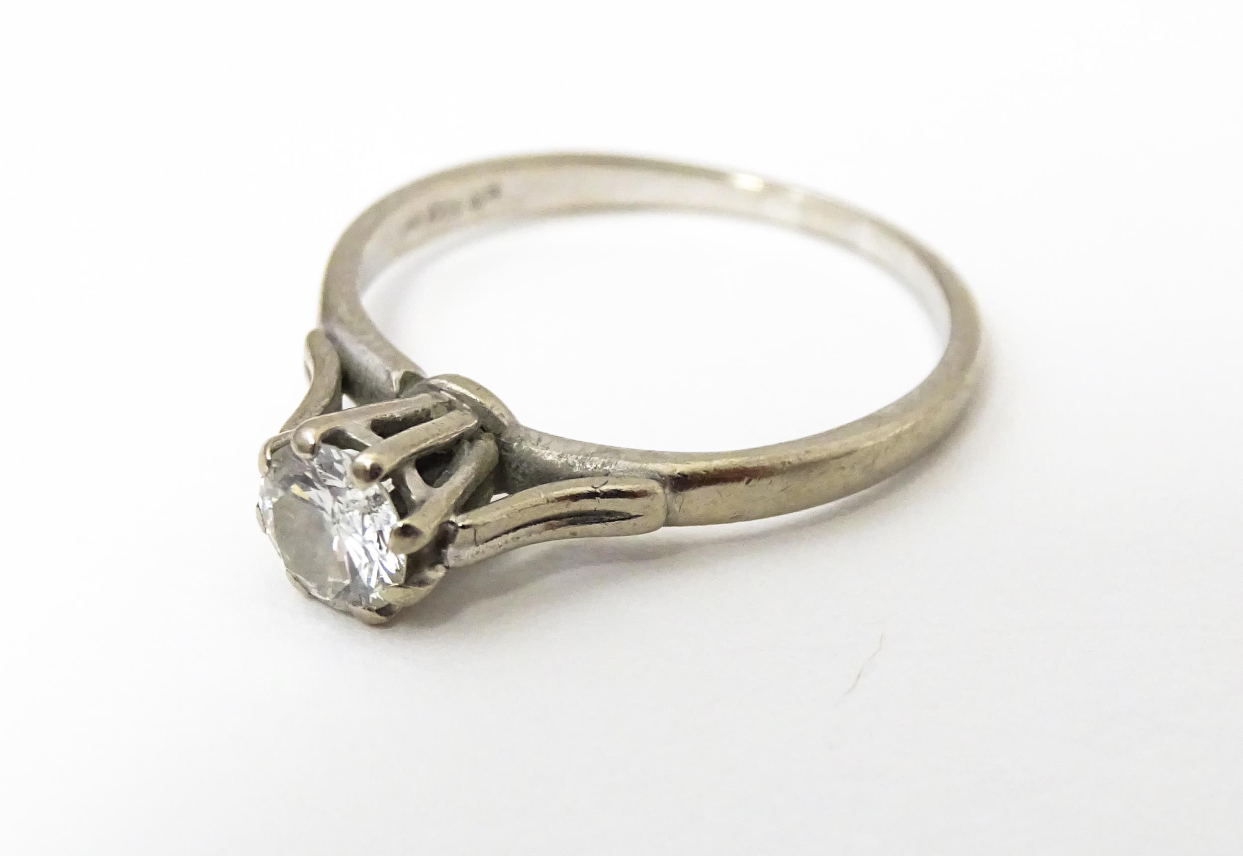 A white metal ring set with central diamond solitaire. Diamond approx. 1/8" diameter Ring size - Image 3 of 6