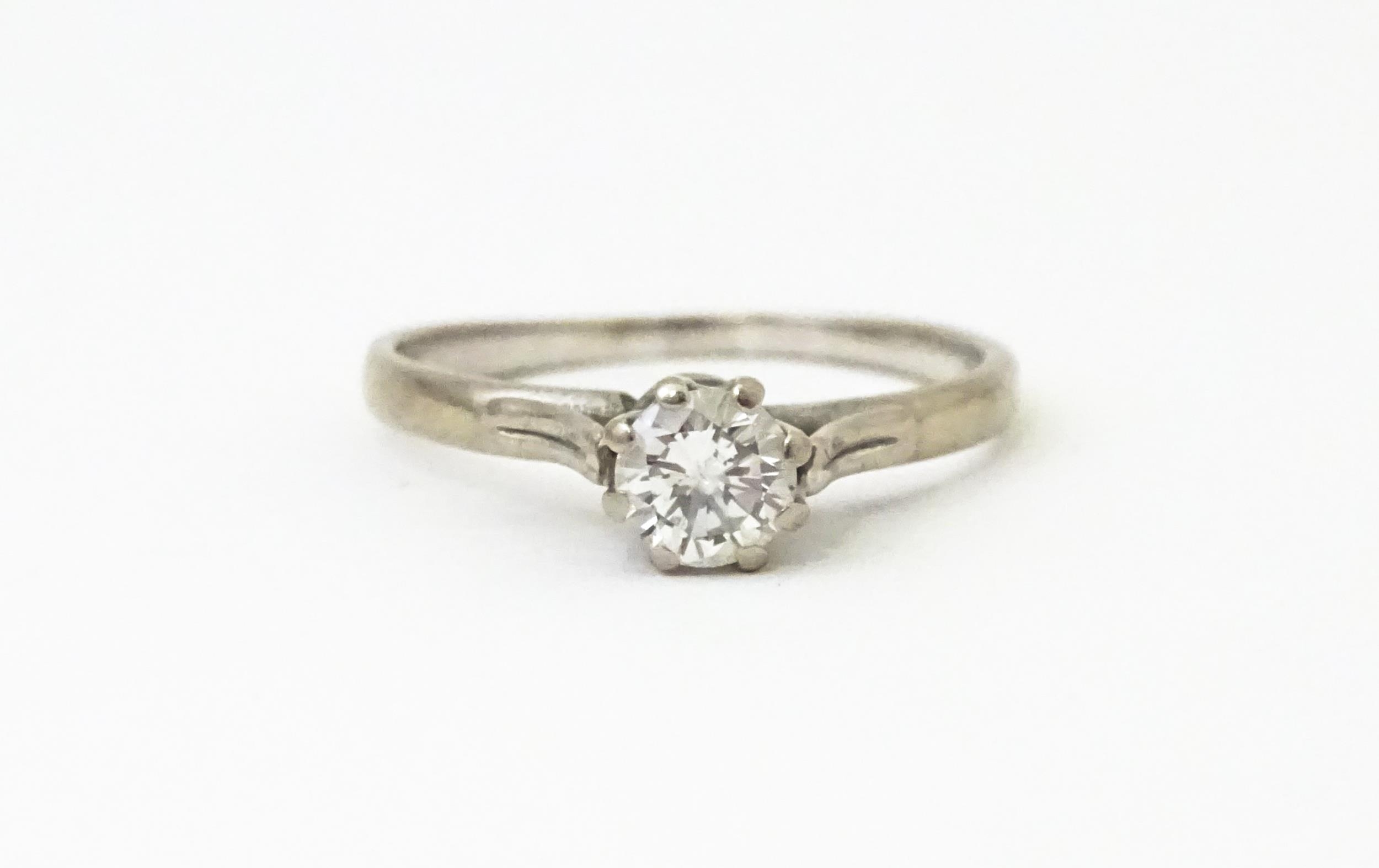 A white metal ring set with central diamond solitaire. Diamond approx. 1/8" diameter Ring size - Image 2 of 6
