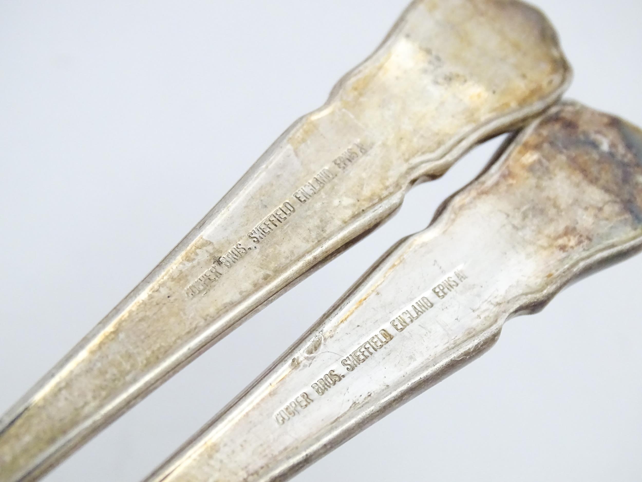 A quantity of silver plate flatware / cutlery to include spoons, forks, fish eaters, etc. Please - Image 10 of 19