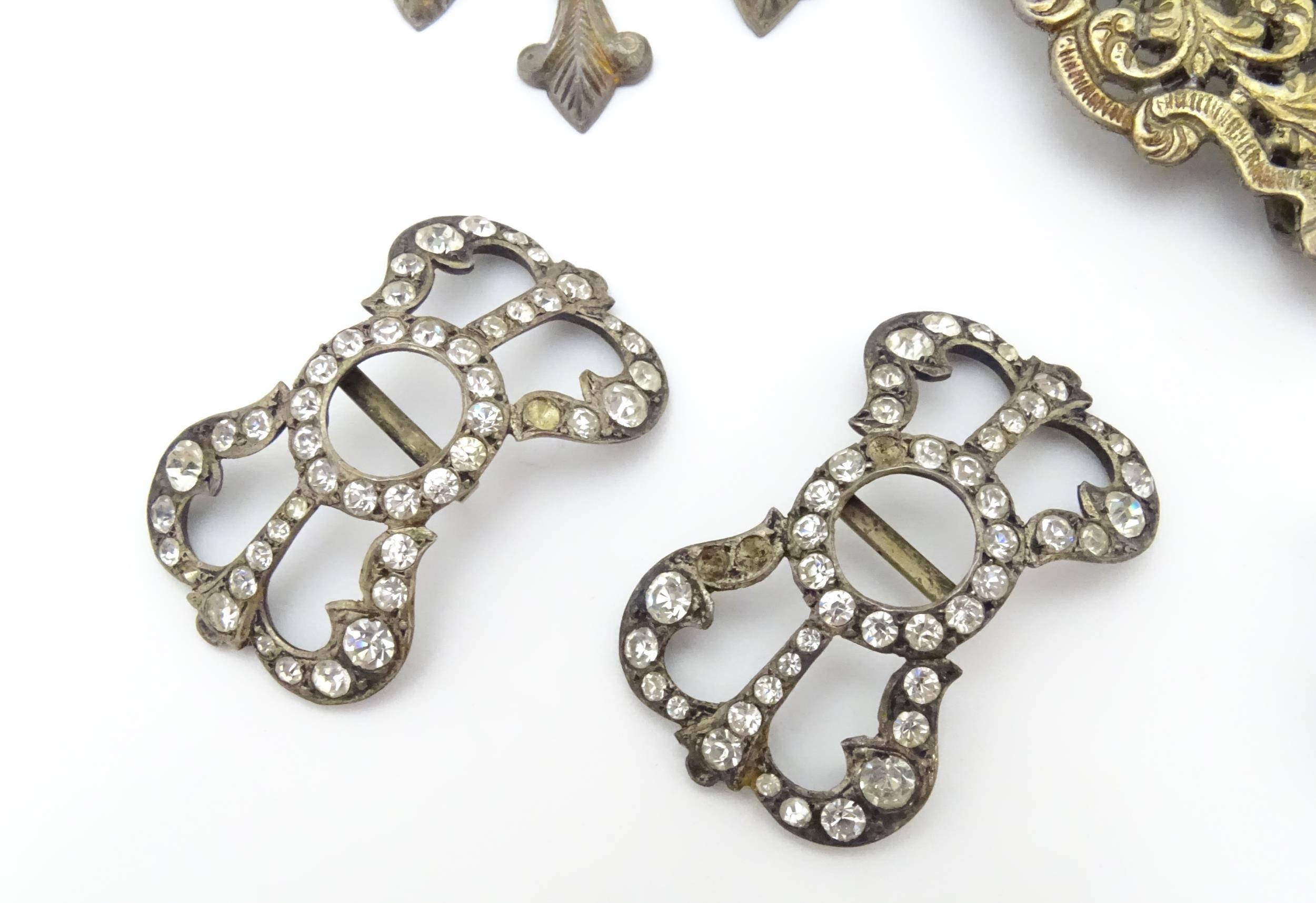 A pair of 19thC shoe buckles set with paste stones, together with assorted brooches including a - Image 7 of 11