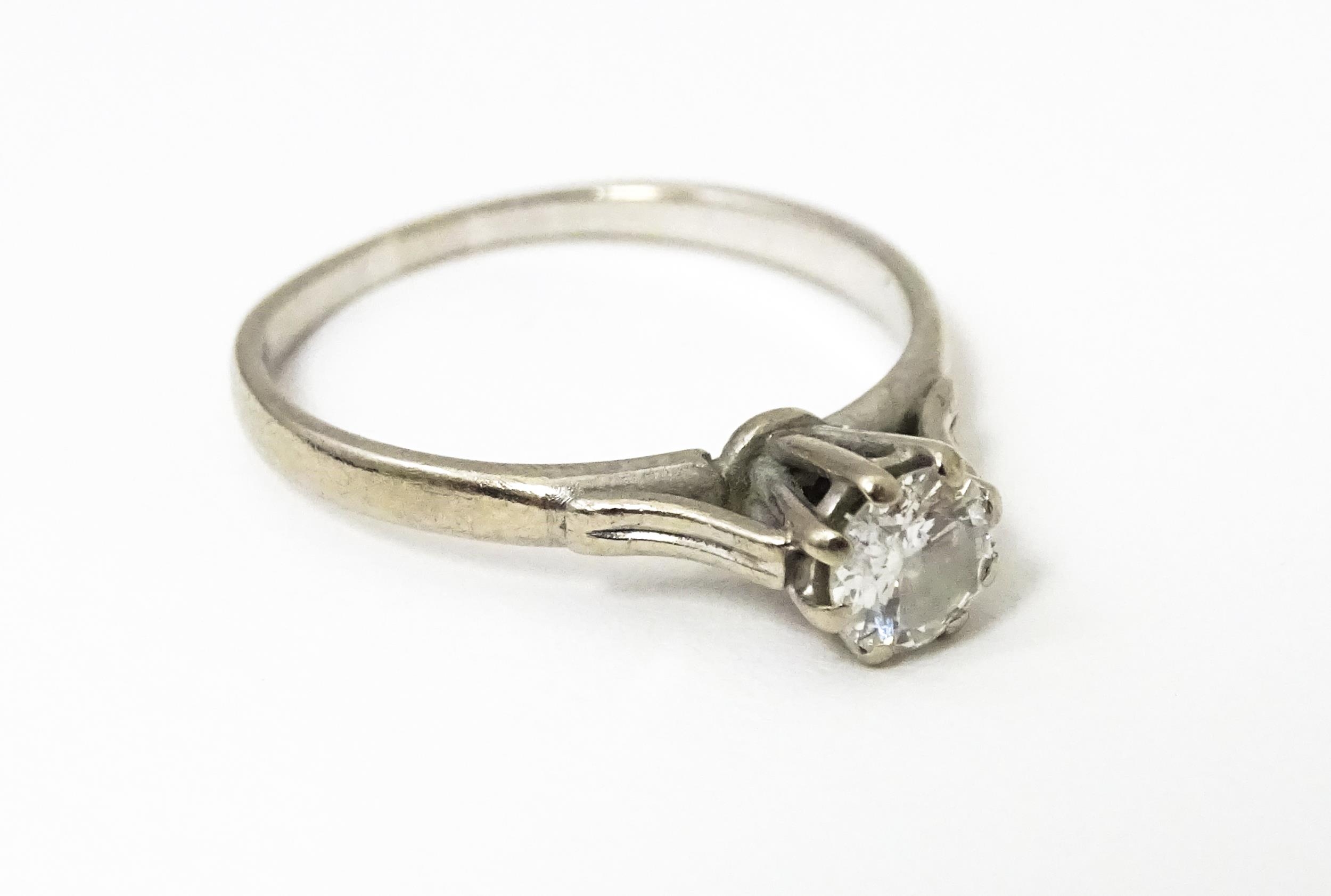 A white metal ring set with central diamond solitaire. Diamond approx. 1/8" diameter Ring size - Image 4 of 6