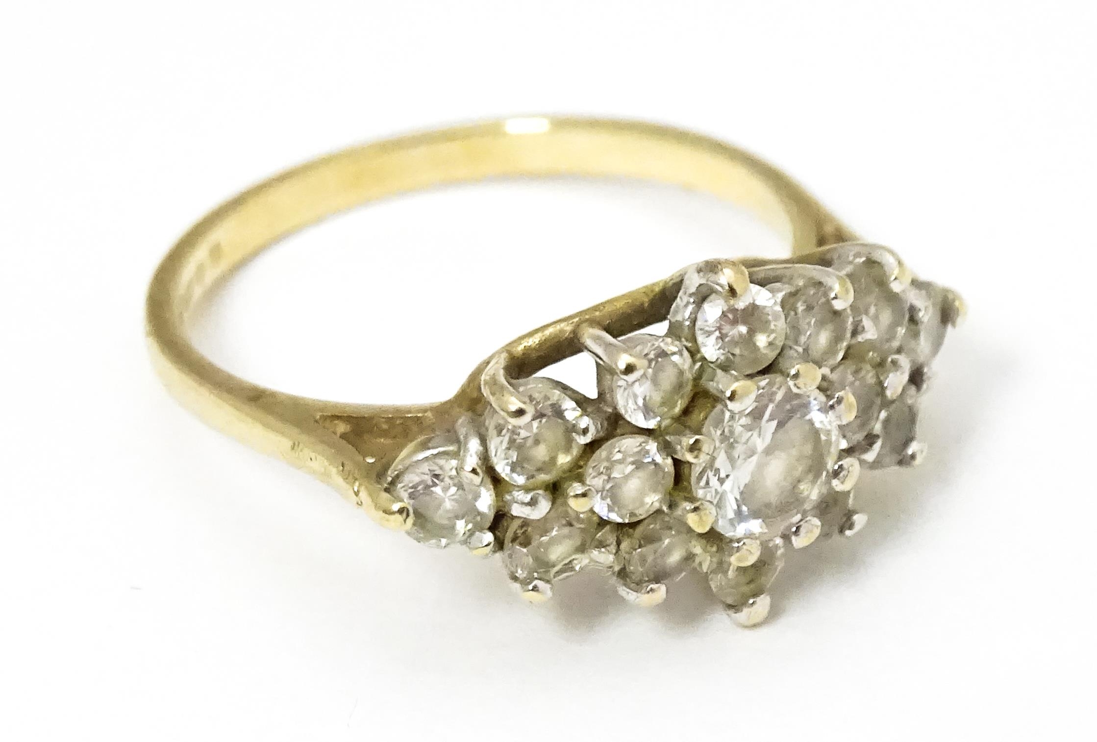 A 9ct gold ring set with cluster of white stones. Ring size approx. J 1/2 Please Note - we do not - Image 4 of 6