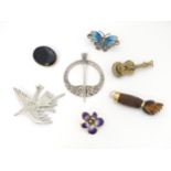 Assorted jewellery to include a 14k gold brooch of flower form with enamel detail, a Continental .