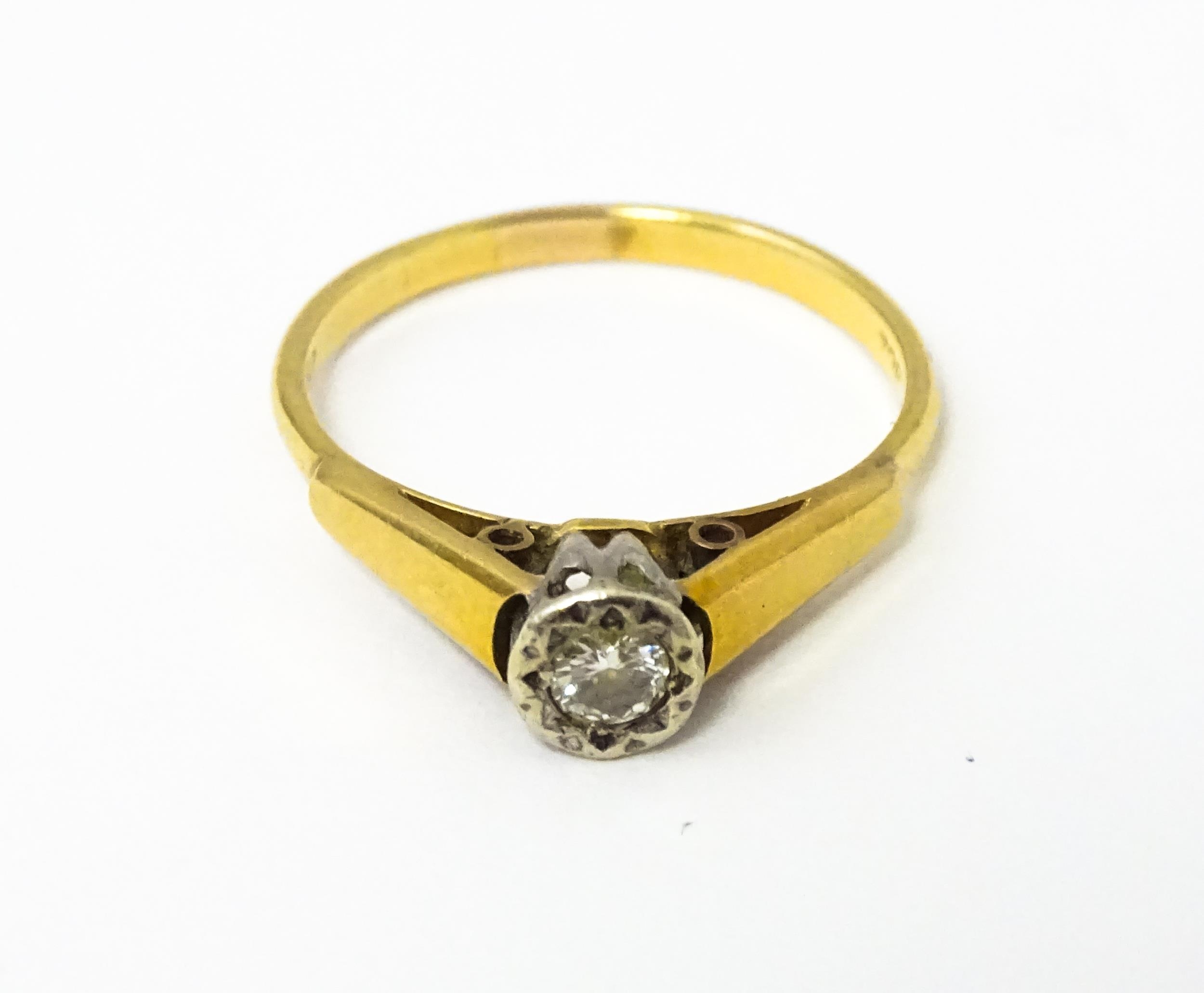 An 18ct gold ring with central illusion set diamond. Ring size approx O Please Note - we do not make - Image 3 of 7