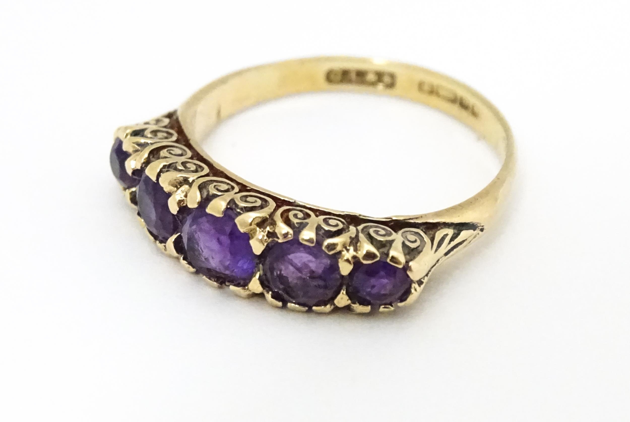 A 9ct gold ring set with 5 graduated amethysts. Ring size approx L 1/2 Please Note - we do not - Image 3 of 6