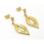 A pair of yellow metal drop earrings. Approx. 1" long Please Note - we do not make reference to