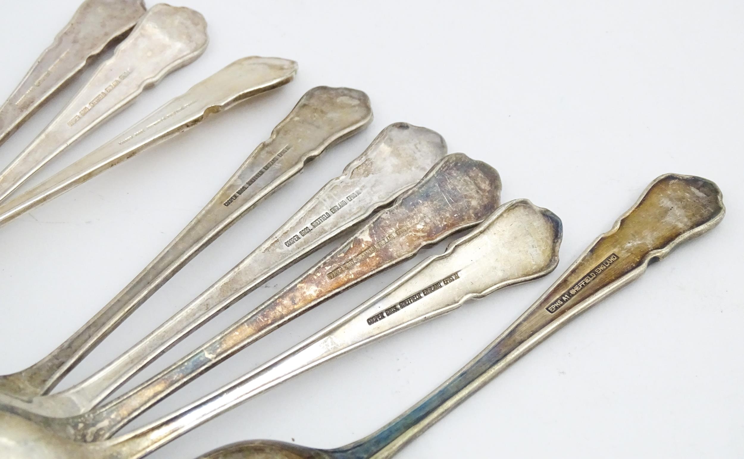 A quantity of silver plate flatware / cutlery to include spoons, forks, fish eaters, etc. Please - Image 11 of 19