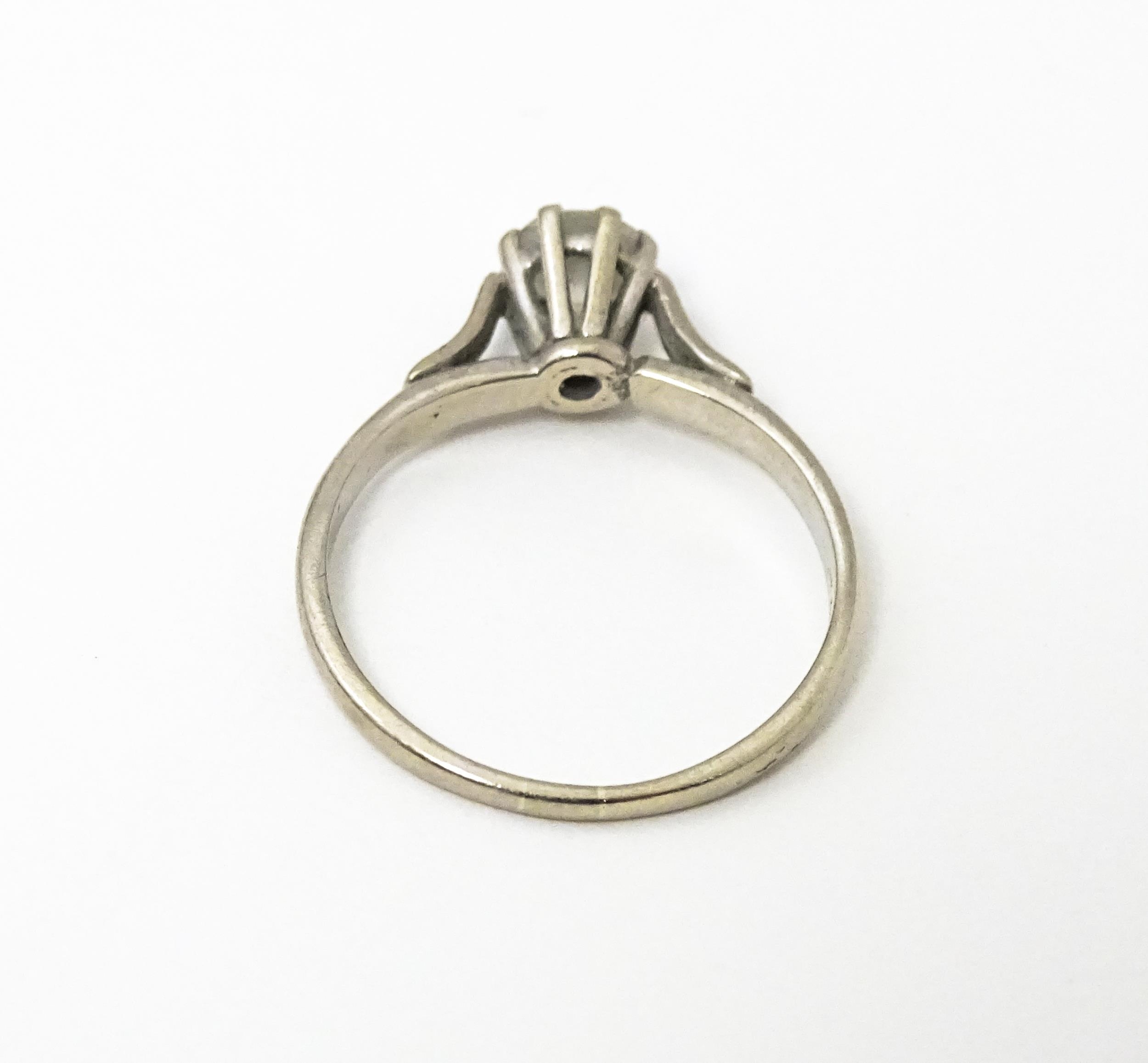A white metal ring set with central diamond solitaire. Diamond approx. 1/8" diameter Ring size - Image 5 of 6