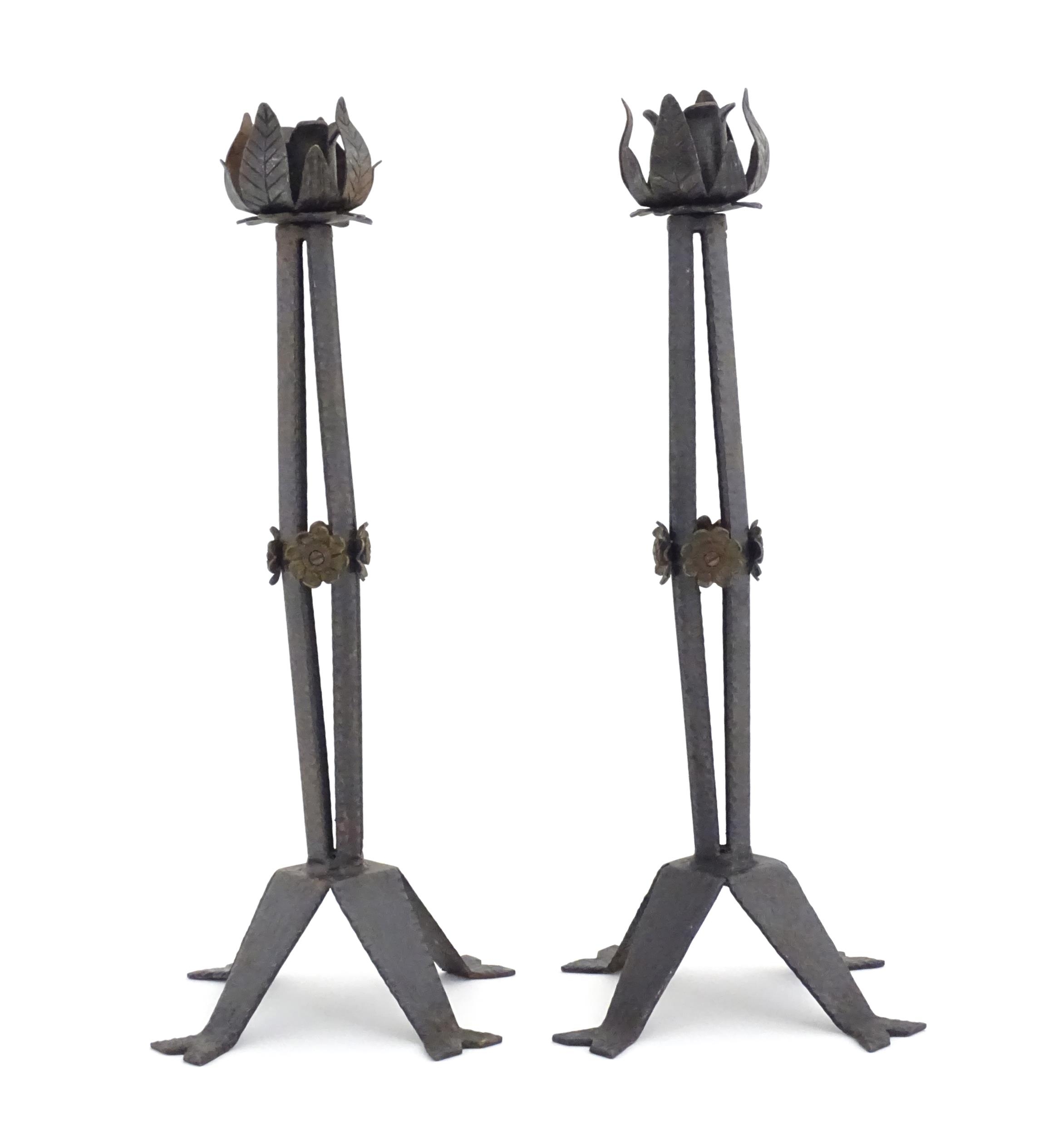 A pair of Arts & Crafts style wrought iron lamps with foliate detail to top and brass rosette detail - Image 4 of 9