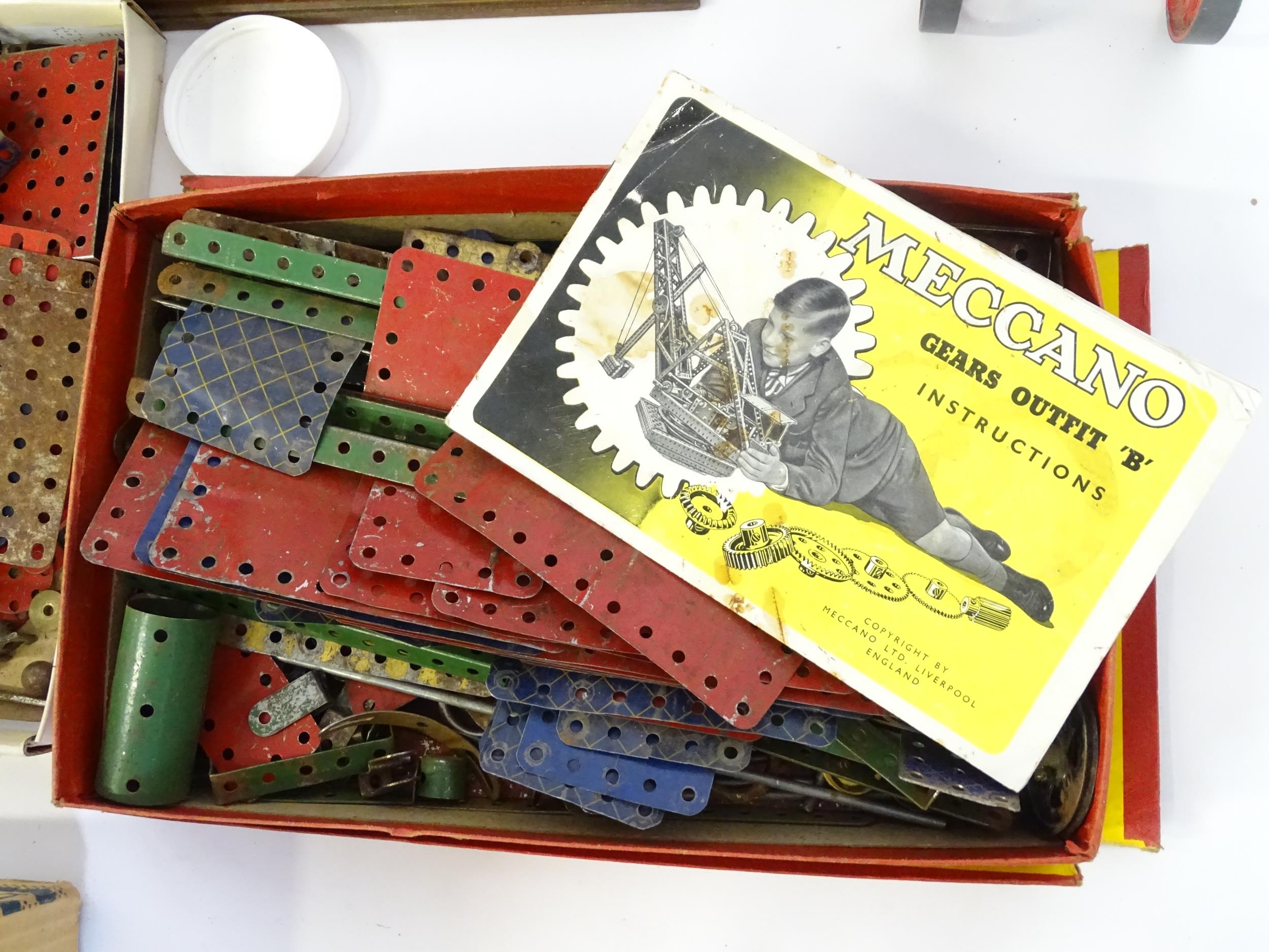 Toys: A large quantity of assorted Meccano to include flat plates, girders, wheels, various - Image 14 of 28