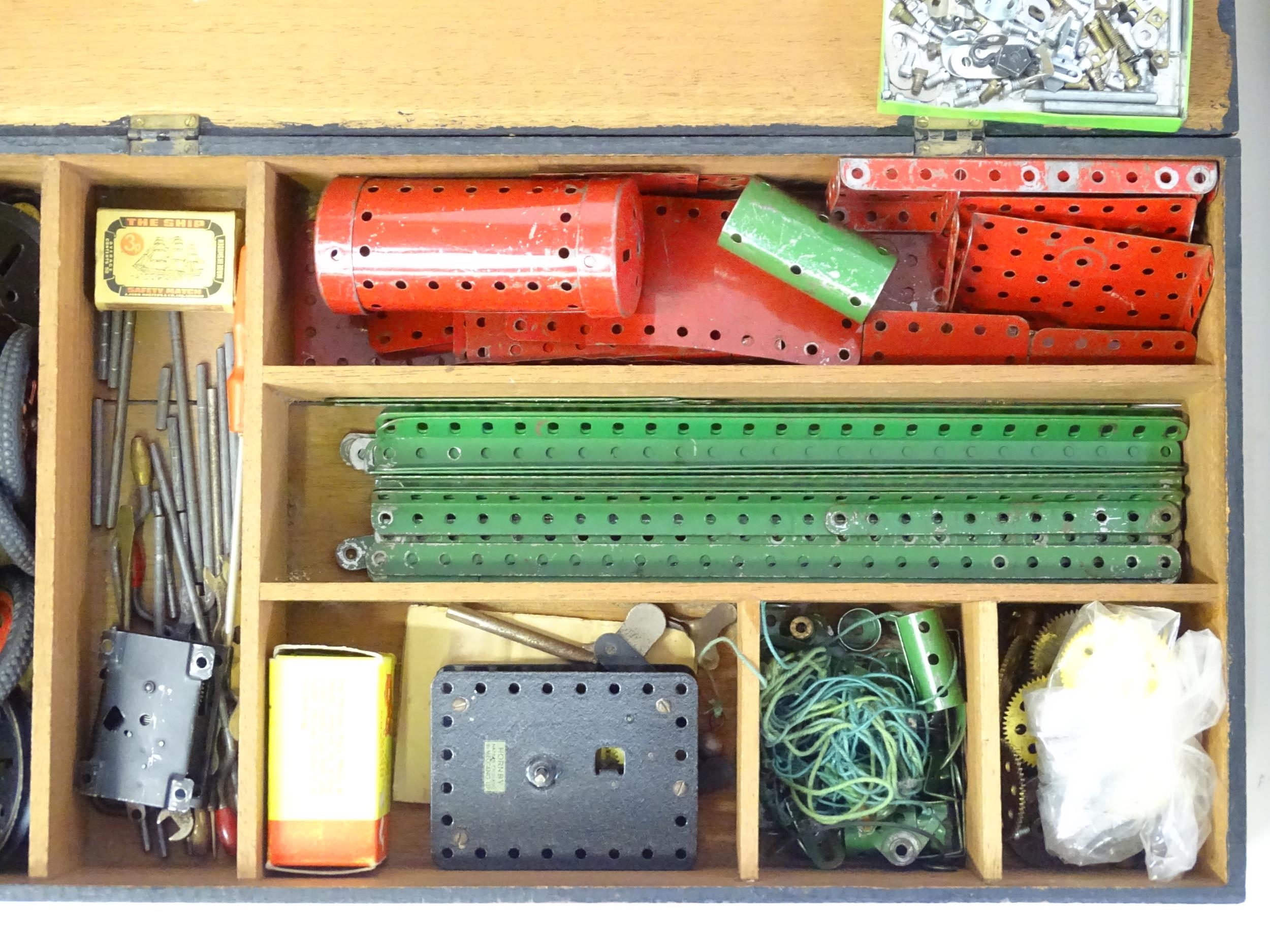 Toys: A large quantity of assorted Meccano to include flat plates, girders, wheels, various - Image 18 of 28
