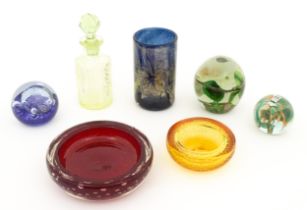 A quantity of assorted art / studio glass to include paperweights, bowls, vase, scent bottle, etc.