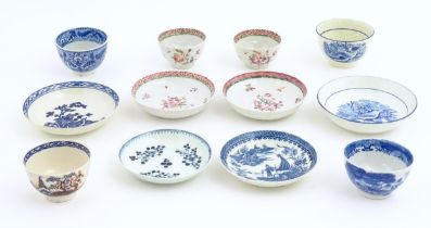 A quantity of assorted tea bowls and saucers to include an early Worcester saucer decorated with a