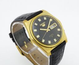 A Gentleman's Seiko gents automatic wristwatch, the watch with black dial with day/date aperture