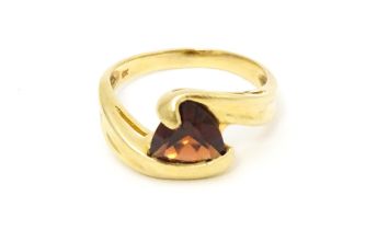 A 9ct gold ring set with garnet in a twist setting. Ring size approx. M 1/2 Please Note - we do