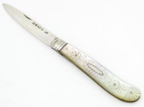 A Victorian silver folding fruit knife with mother of pearl handle, hallmarked Sheffield 1871, maker