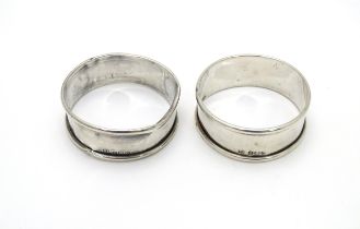 A pair of silver napkin rings hallmarked 1931 maker Gomms. (2) Please Note - we do not make