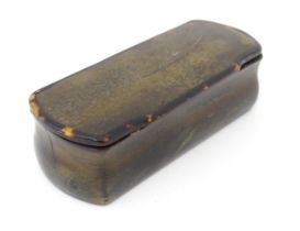 A 19thC horn snuff box with tortoiseshell banding. Approx. 1 1/4" high x 4" wide x 1 3/4" deep