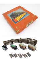 Toys - Model Train / Railway Interest : A Hornby tinplate clockwork O Gauge Passenger Set, no. 31,
