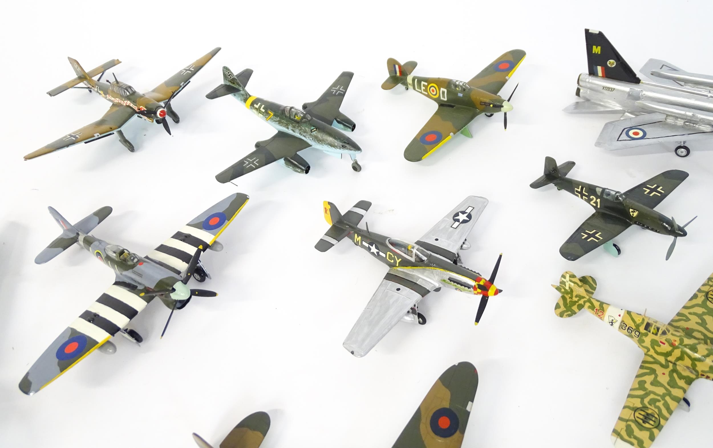 Toys: A quantity of Airfix scale model planes to include Spitfire, Mustang, Halifax Bomber, Avro - Image 8 of 13