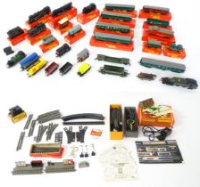 Toys: A quantity of OO gauge railway items to include Tri-ang locomotives / train engines, wagons,