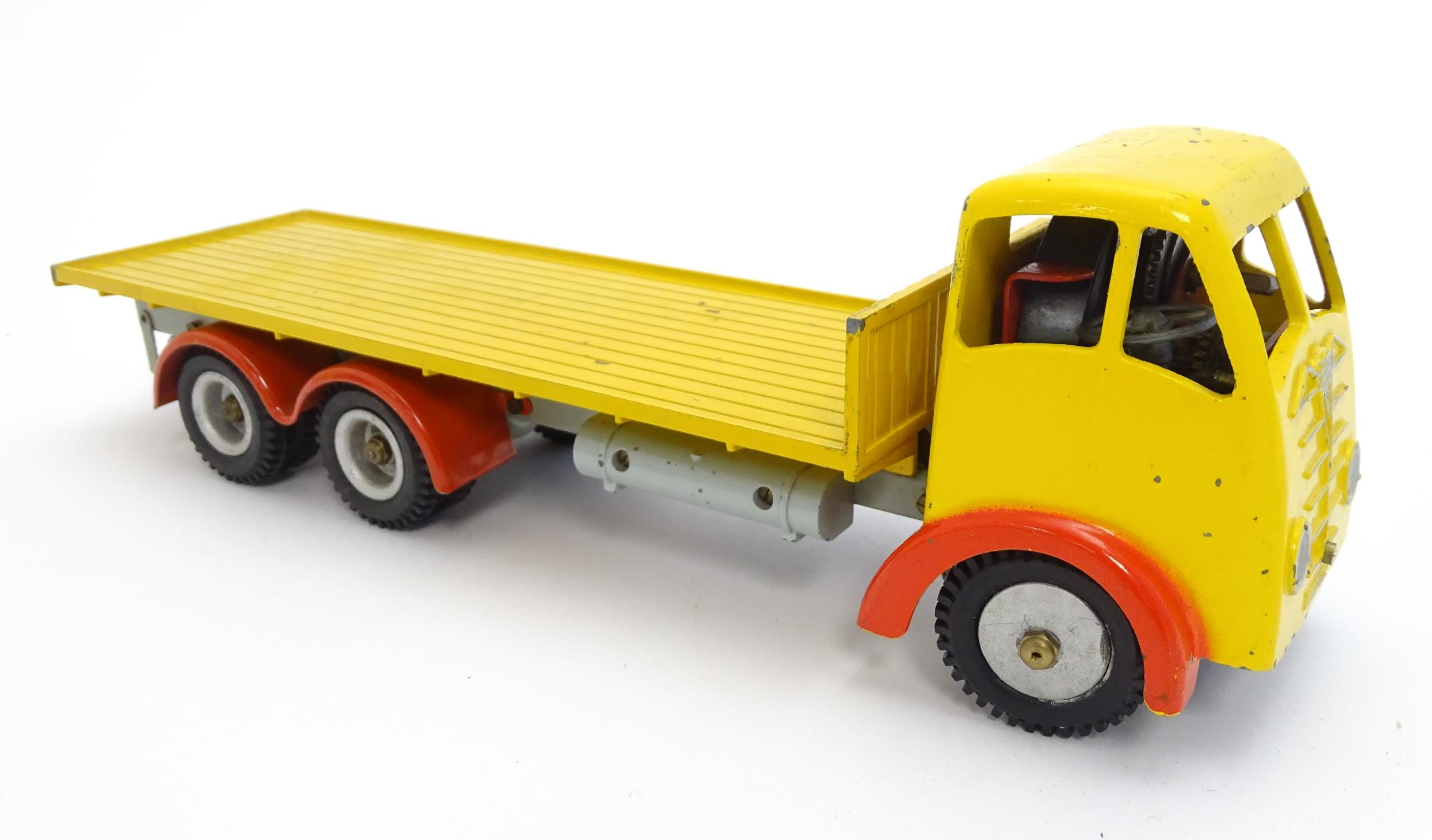 Toy: A Shackleton Toys scale model die cast clockwork / mechanical Foden F. G. Flatbed Lorry in - Image 4 of 14