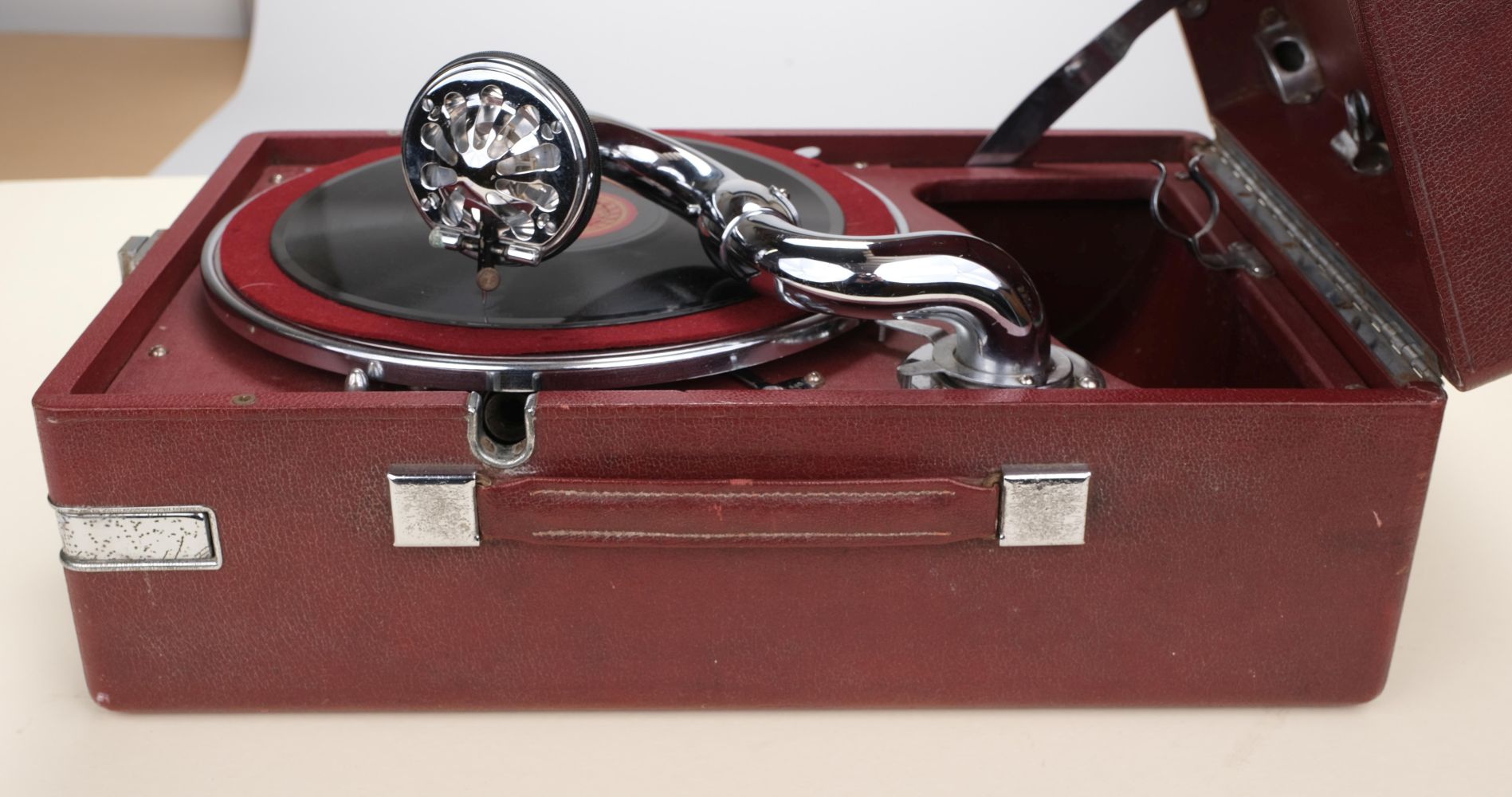 Gramophone. Vintage HMV 102 gramophone in red Rexine, circa 1935, in good working order - Image 8 of 13