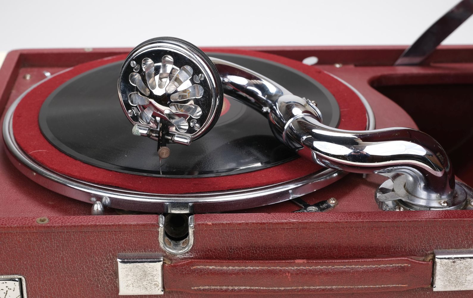 Gramophone. Vintage HMV 102 gramophone in red Rexine, circa 1935, in good working order - Image 7 of 13