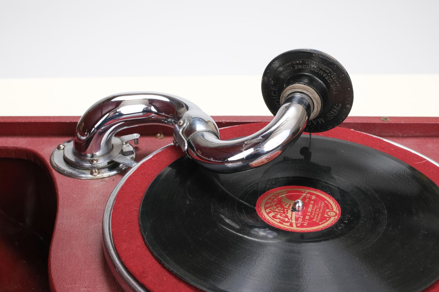 Gramophone. Vintage HMV 102 gramophone in red Rexine, circa 1935, in good working order - Image 2 of 13
