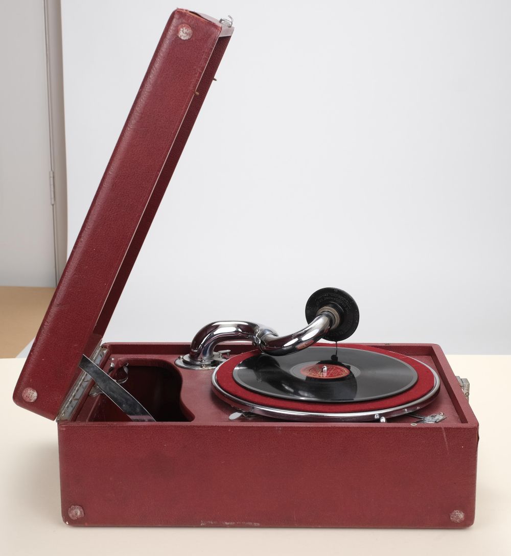 Gramophone. Vintage HMV 102 gramophone in red Rexine, circa 1935, in good working order - Image 3 of 13